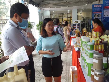 Thủy phân phụ phẩm thủy hải sản làm phân bón bằng enzymes